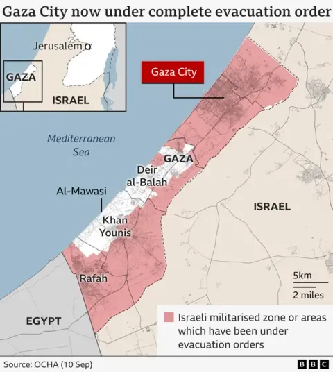 Thousands Gaza Residents Flee as Military Forces Advance Deeper into Gaza City