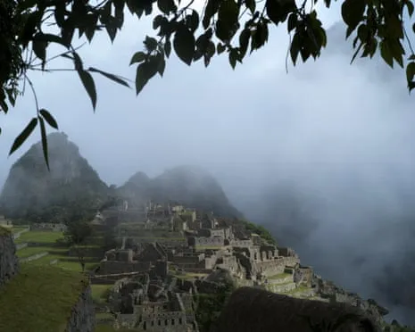 Rocks placed on Train Tracks Trap Nearly 1,000 Travelers near the Inca Citadel